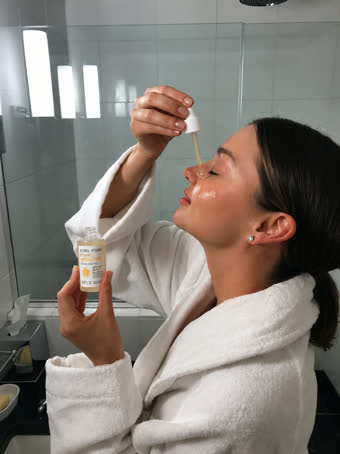 Cliente OKU SKIN — foto real de rutina